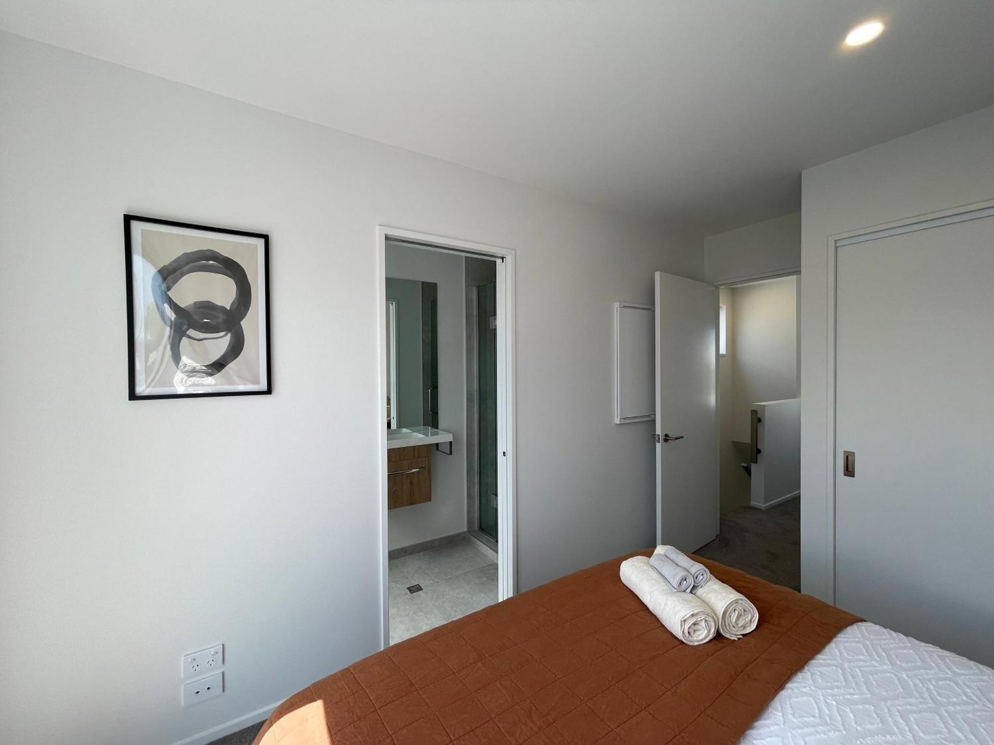 Luxury 2 Bedroom Townhouse Opposite Merivale Mall Крайстчёрч Экстерьер фото